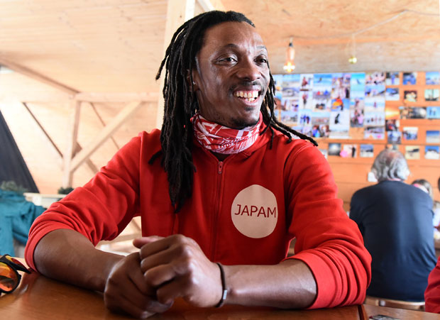 Научио српски уз песме Томе Здравковића